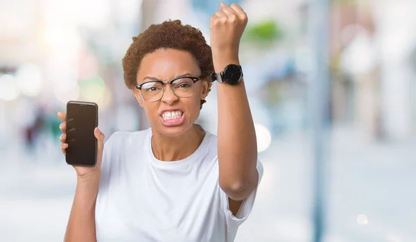 Young African American Woman Showing Smartphone Screen Isolated Background Annoyed — Stock Photo, Image