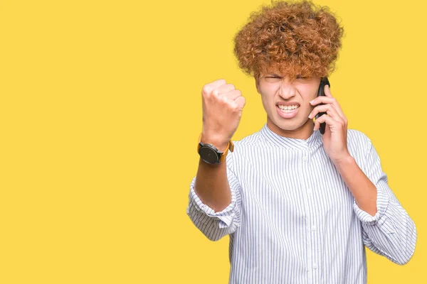 Giovane Bell Uomo Che Parla Telefono Infastidito Frustrato Gridando Con — Foto Stock