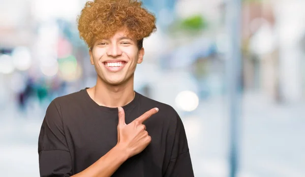 Nuori Komea Mies Afro Hiukset Yllään Musta Paita Iloinen Hymyillen — kuvapankkivalokuva