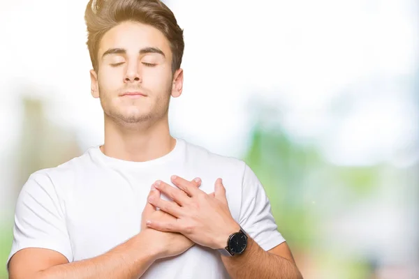 Joven Hombre Guapo Con Camiseta Blanca Sobre Fondo Aislado Sonriendo —  Fotos de Stock