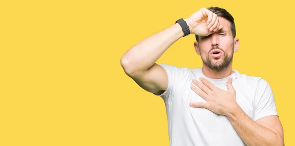 Schöner Mann Der Legeres Weißes Shirt Trägt Das Die Stirn — Stockfoto