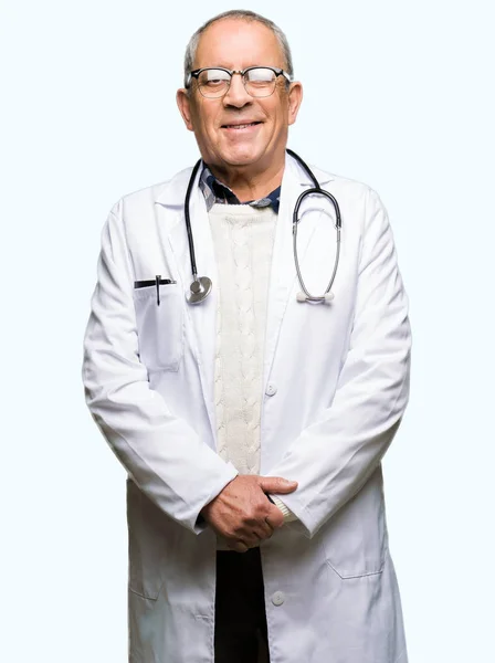 Gutaussehender Oberarzt Medizinischem Mantel Mit Einem Fröhlichen Und Kühlen Lächeln — Stockfoto