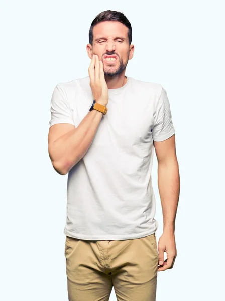 Hombre Guapo Que Usa Una Camiseta Blanca Casual Tocando Boca —  Fotos de Stock