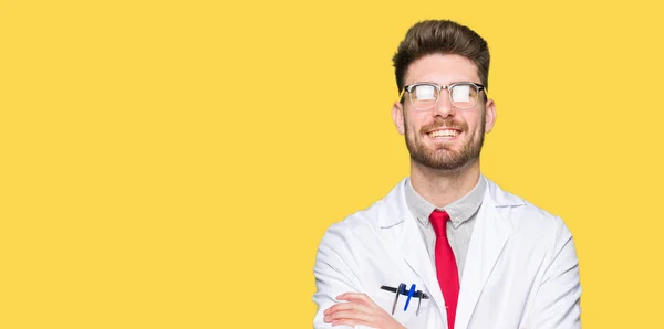 Junger Gutaussehender Wissenschaftler Mit Brille Fröhlichem Gesicht Und Verschränkten Armen — Stockfoto