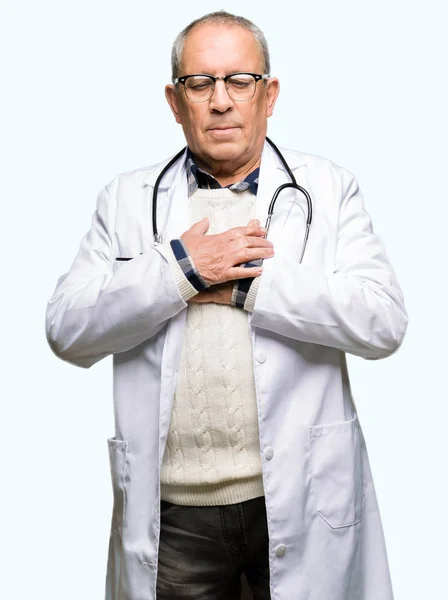 Yakışıklı Kıdemli Doktor Adam Tıbbi Ceket Ile Gülümseyen Giyen Kapalı — Stok fotoğraf