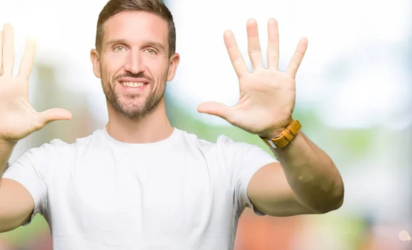 Schöner Mann Lässigem Weißem Shirt Der Mit Den Fingern Nummer — Stockfoto