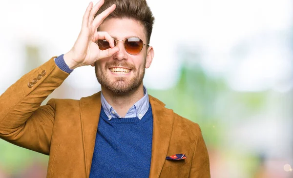 Jonge Knappe Elegante Man Dragen Zonnebril Doen Gebaar Met Hand — Stockfoto