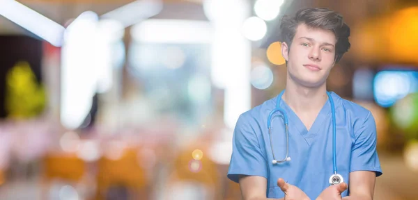 Junger Arzt Medizinischer Uniform Vor Isoliertem Hintergrund Lächelnd Mit Handflächen — Stockfoto