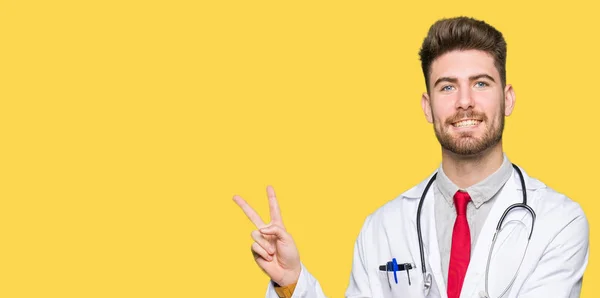 Ung Snygg Läkare Man Klädd Medicinsk Coat Leende Med Glada — Stockfoto