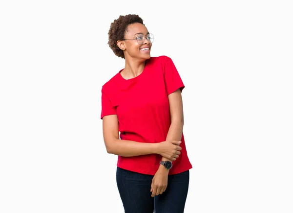 Piękne Młode African American Kobieta Białym Tle Patrząc Strony Uśmiechem — Zdjęcie stockowe