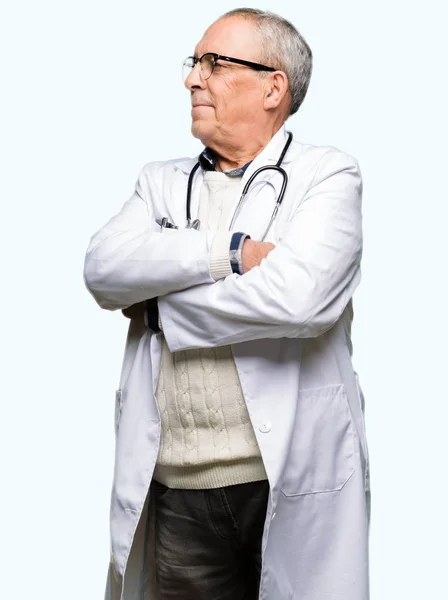 Beau Médecin Senior Homme Portant Manteau Médical Souriant Regardant Sur — Photo