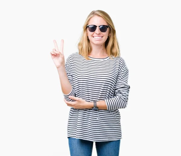 Hermosa Joven Con Gafas Sol Sobre Fondo Aislado Sonriendo Con — Foto de Stock