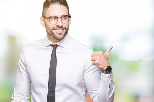 Joven Hombre Negocios Guapo Con Gafas Sobre Fondo Aislado Sonriendo —  Fotos de Stock