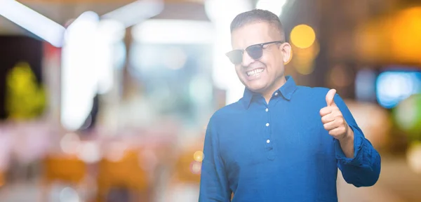 Hombre Árabe Mediana Edad Con Gafas Sol Sobre Fondo Aislado —  Fotos de Stock