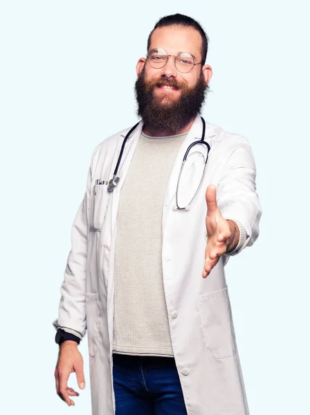 Young Blond Doctor Man Beard Wearing Medical Coat Smiling Friendly — Stock Photo, Image