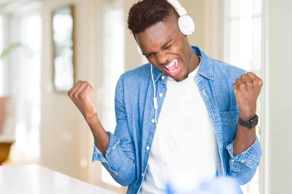 Hombre Afroamericano Con Auriculares Escuchando Música Muy Feliz Emocionado Haciendo — Foto de Stock