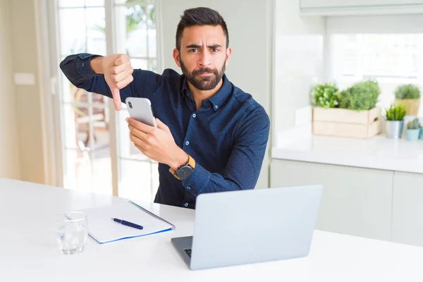 Hombre Negocios Hispano Guapo Usando Teléfono Inteligente Portátil Oficina Con — Foto de Stock