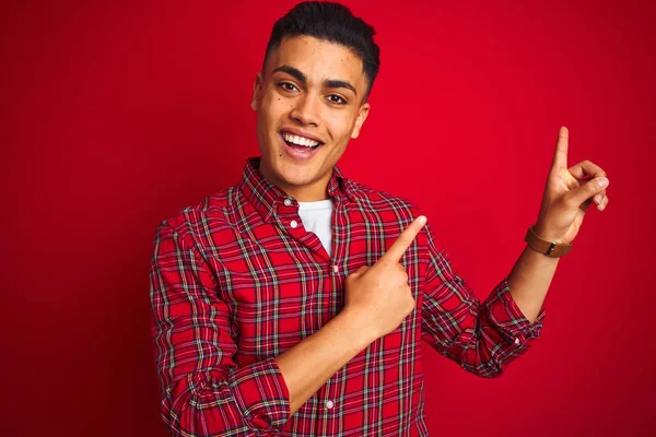 Unga Brasilianska Mannen Bär Skjorta Stående Över Isolerad Röd Bakgrund — Stockfoto