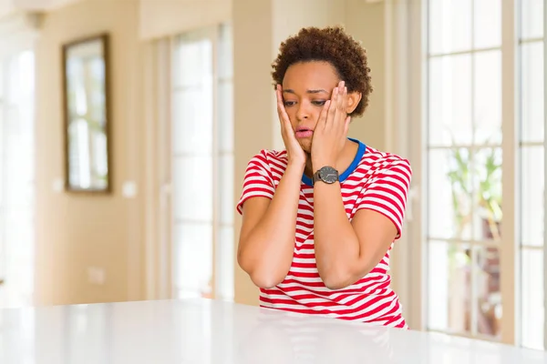年轻美丽的非洲裔美国女人在家里疲惫的手覆盖脸 沮丧和悲伤 心烦意乱和恼火的问题 — 图库照片