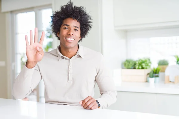 Hombre Afroamericano Casa Mostrando Señalando Hacia Arriba Con Los Dedos — Foto de Stock