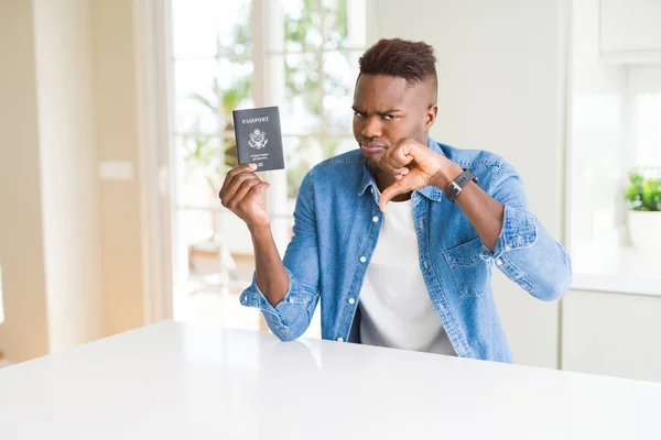 Hombre Afroamericano Con Pasaporte Los Estados Unidos América Con Cara —  Fotos de Stock