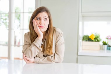 Evde güzel genç kadın yorgun görünümlü ve çapraz silah ile depresyon sorunları ile sıkılmış düşünme.