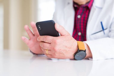Klinikte akıllı telefon kullanarak Doktor elleri yakın
