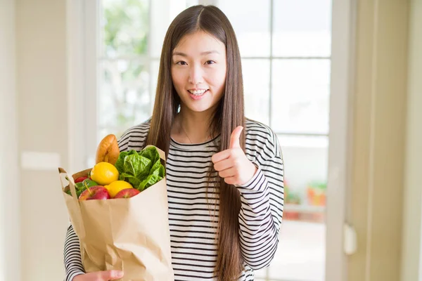 Vacker Asiatisk Kvinna Anläggning Papper Påse Färska Matvaror Glad Med — Stockfoto