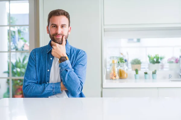 Hombre Guapo Casa Mirando Confiado Cámara Con Sonrisa Con Los —  Fotos de Stock