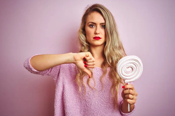 Joven Hermosa Mujer Comiendo Dulces Sobre Rosa Aislado Fondo Con — Foto de Stock