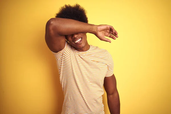Αμερικανός Άνθρωπος Άφρο Μαλλιά Φορώντας Ριγέ Shirt Στέκεται Πάνω Από — Φωτογραφία Αρχείου