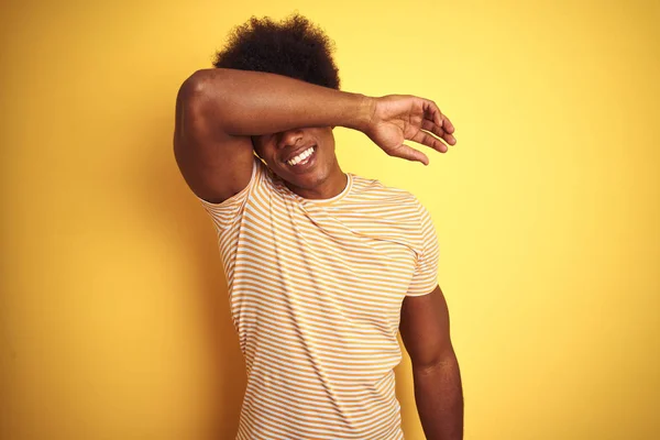 Amerikanischer Mann Mit Afro Haaren Und Gestreiftem Shirt Der Vor — Stockfoto