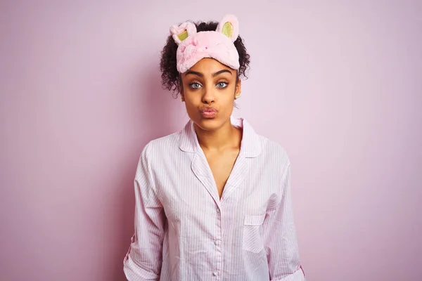 Fiatal Afroamerikai Visel Pizsama Maszk Alatt Elszigetelt Rózsaszín Háttér Nézi — Stock Fotó