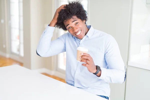 Hombre Afroamericano Con Pelo Afro Bebiendo Una Taza Café Para — Foto de Stock