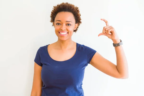 Joven Hermosa Mujer Afroamericana Sobre Fondo Blanco Sonriente Seguro Gesto — Foto de Stock
