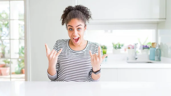 Vacker Afrikansk Amerikansk Kvinna Med Afro Hår Klädd Casual Randig — Stockfoto