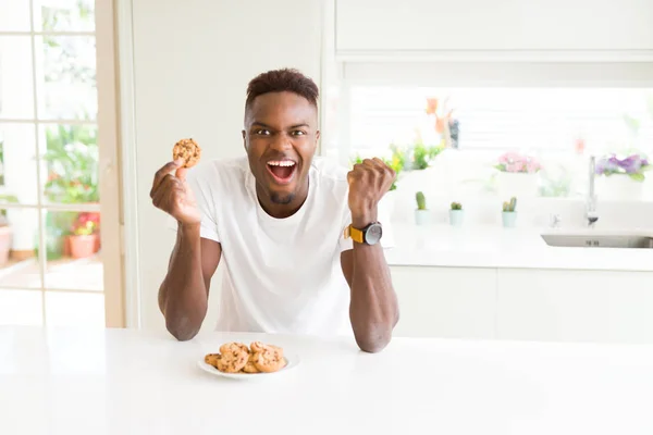 Jeune Homme Afro Américain Mangeant Des Biscuits Aux Pépites Chocolat — Photo