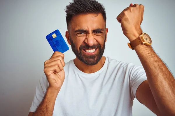 Joven Cliente Indio Sosteniendo Tarjeta Crédito Pie Sobre Fondo Blanco —  Fotos de Stock