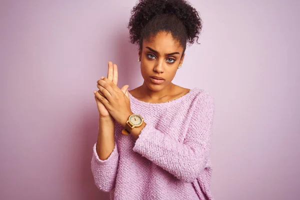 Mujer Afroamericana Joven Vistiendo Suéter Invierno Pie Sobre Fondo Rosa —  Fotos de Stock