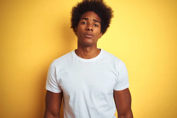 Hombre Americano Pelo Afro Con Camiseta Blanca Pie Sobre Fondo — Foto de Stock