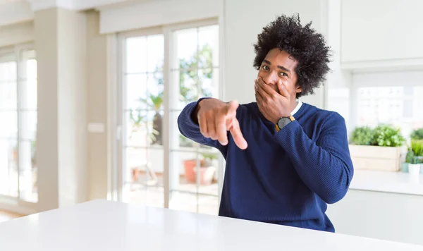 Jovem Afro Americano Vestindo Camisola Casual Sentado Casa Rindo Você — Fotografia de Stock