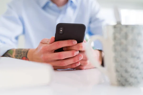 Close up of business man working using smartphone — Stock Photo, Image