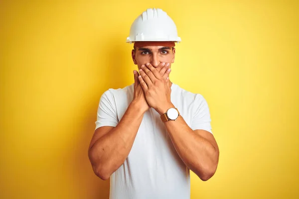 Jovem Homem Bonito Usando Capacete Construção Sobre Fundo Isolado Amarelo — Fotografia de Stock