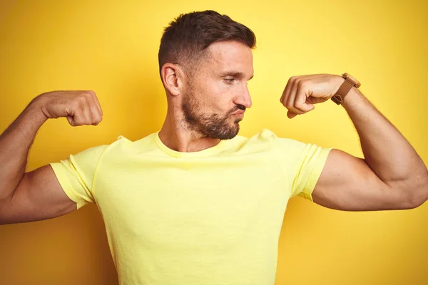 Homem Bonito Jovem Vestindo Casual Camiseta Amarela Sobre Fundo Isolado — Fotografia de Stock