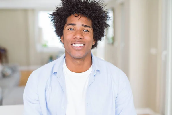Hombre Afroamericano Casa Con Una Sonrisa Alegre Fresca Cara Persona — Foto de Stock