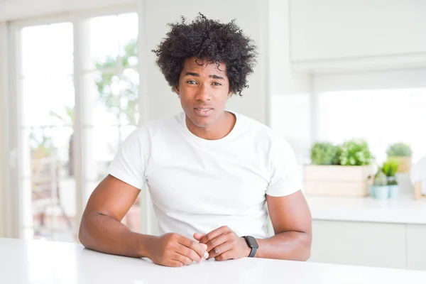 Evde Oturan Rahat Beyaz Shirt Giyen Genç Afrikalı Amerikalı Adam — Stok fotoğraf