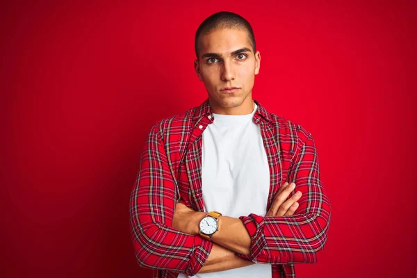 Mladý Pohledný Muž Košili Který Používá Hodinky Rudě Izolované Pozadí — Stock fotografie