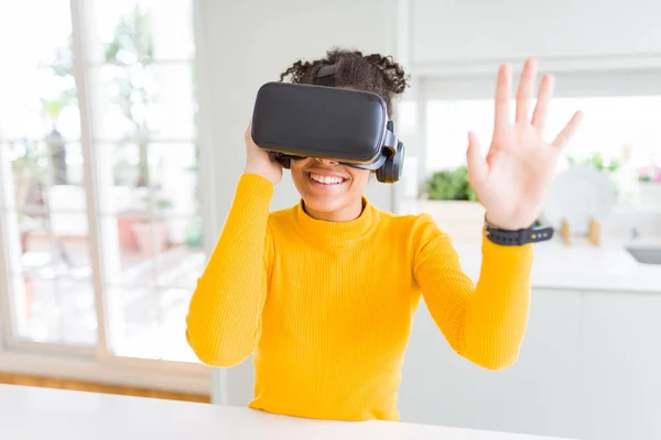 Jovem afro-americana jogando jogo de realidade virtual usando — Fotografia de Stock
