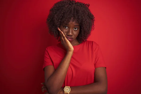 Jeune Afro Africaine Portant Shirt Debout Sur Fond Rouge Isolé — Photo