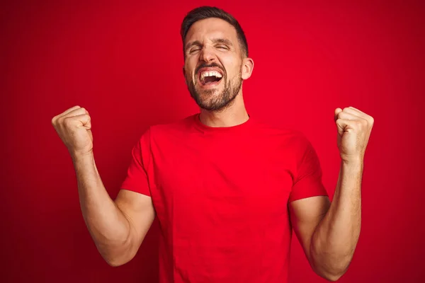 Ung Stilig Man Bär Casual Shirt Över Röda Isolerade Bakgrund — Stockfoto